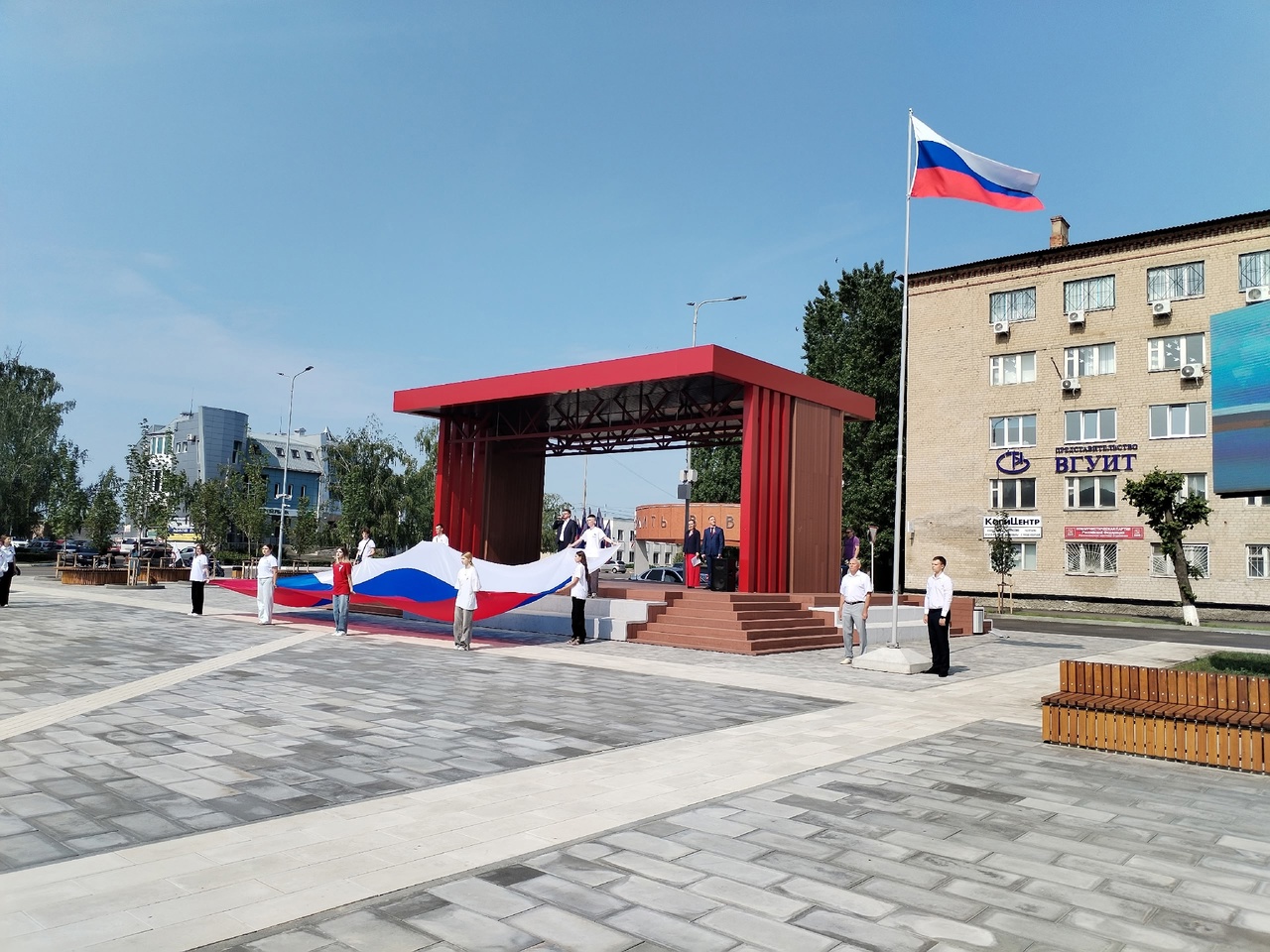 На площади Ленина торжественно подняли флаг нашей страны.