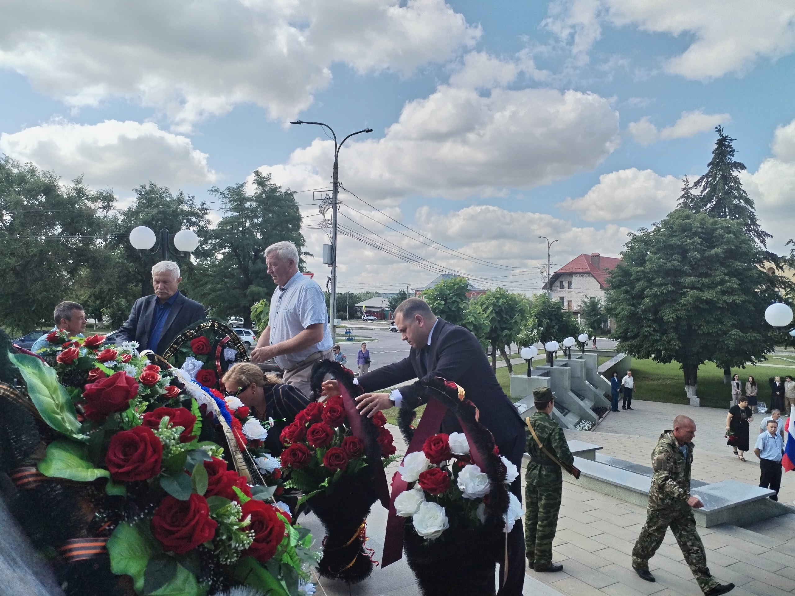 В День памяти и скорби россошанцы возложили цветы к мемориалу на Центральной братской могиле.
