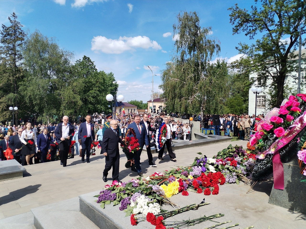 Россошанцы почтили память героев войны.