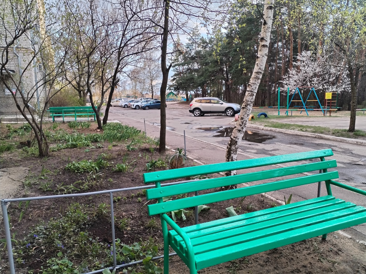 Жители домов 7 и 9 в переулке Шмидта  навели порядок во дворах домов.
