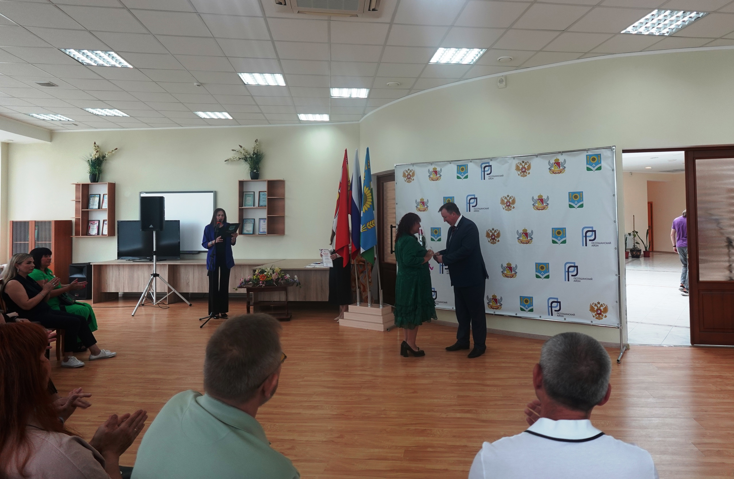 Поздравили предпринимателей.