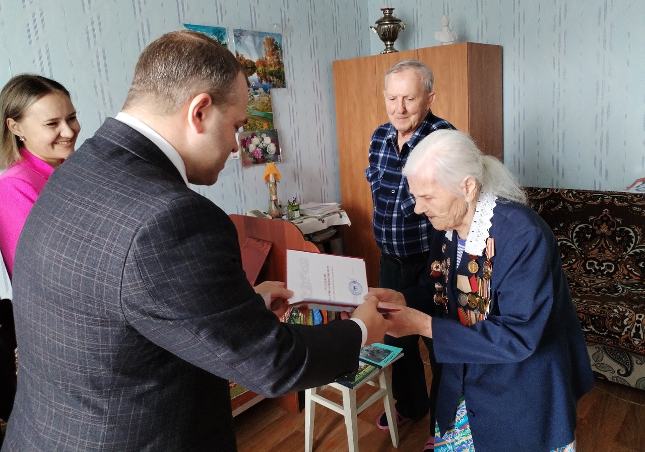 Поздравили ветерана.