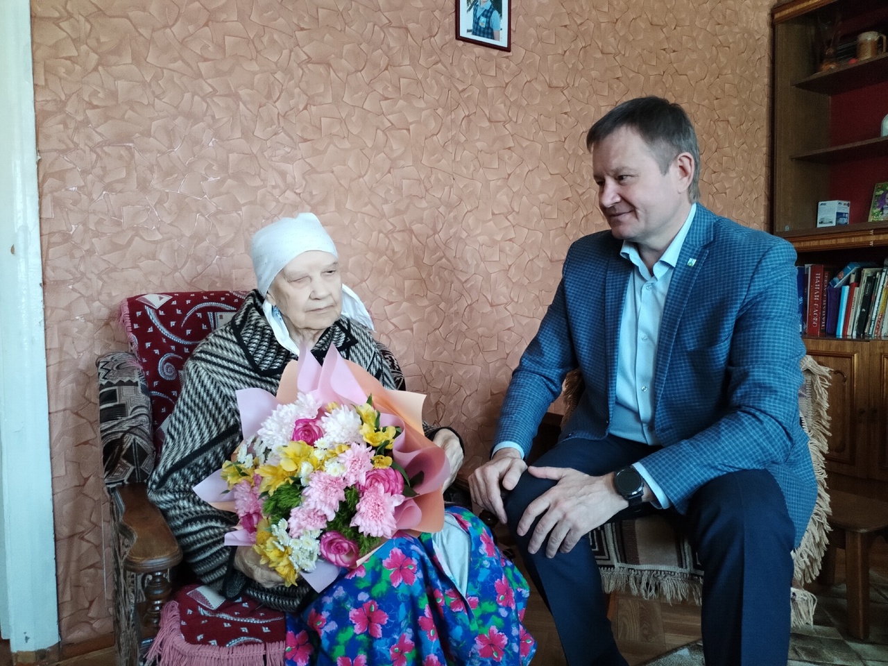 Поздравили со столетием.