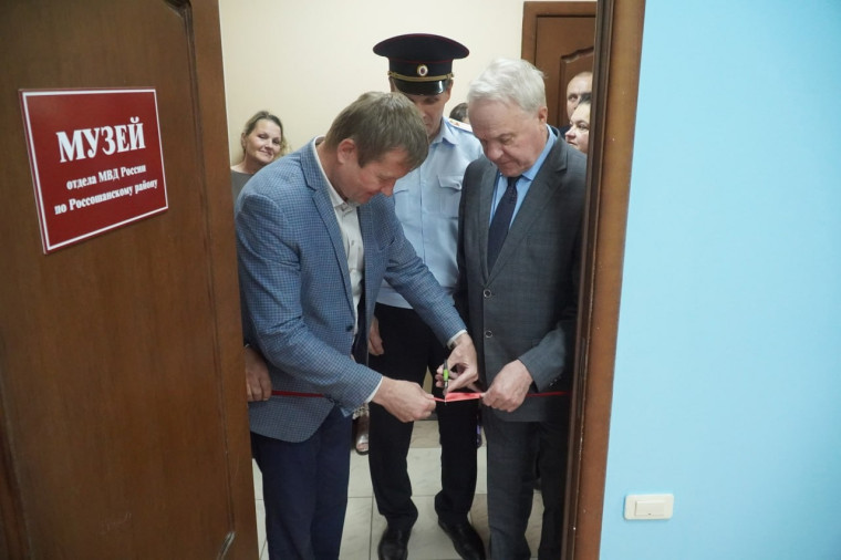 В краеведческом музее открылись новые залы. В краеведческом музее открылись новые залы.