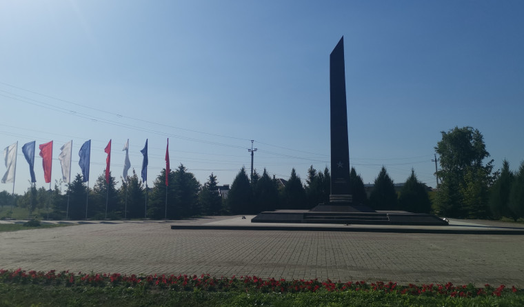 Возле стелы «Населенный пункт воинской доблести» установлены флаги. Возле стелы «Населенный пункт воинской доблести» установлены флаги.