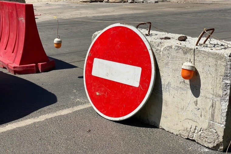 На улице Жуковского перекрыто движение. На улице Жуковского перекрыто движение.